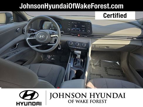 Certified 2025 Hyundai Elantra SE FWD image 17