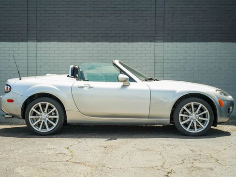 Used 2008 MAZDA MX-5 Miata Grand Touring w/ Premium Pkg RWD image 4