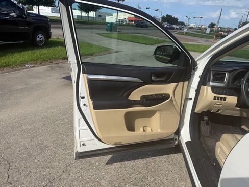 Used 2014 Toyota Highlander XLE FWD image 9
