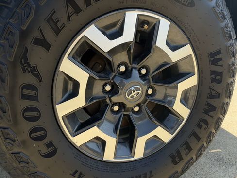 Used 2023 Toyota Tacoma TRD Off-Road image 11