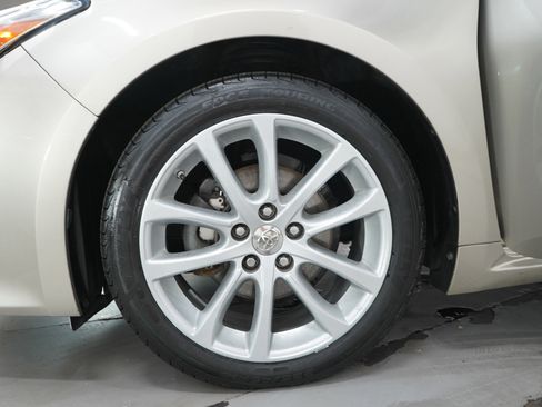 Used 2013 Toyota Avalon Limited FWD image 30