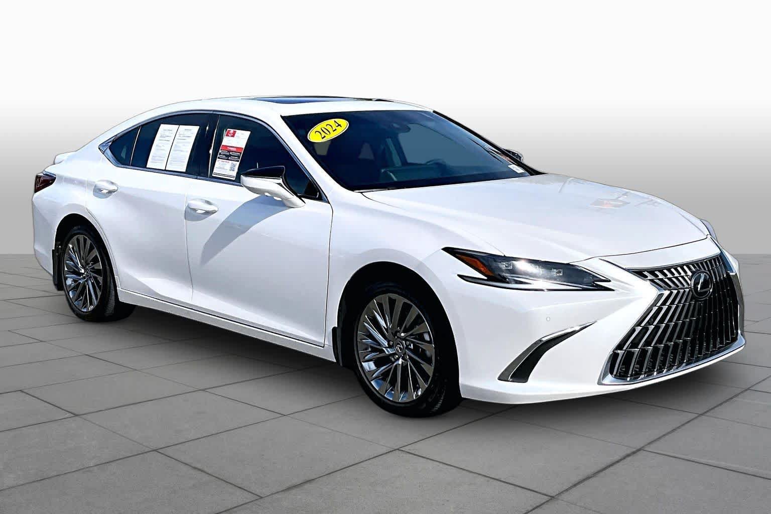 Used 2024 Lexus ES 300h w/ Luxury Package FWD image 2