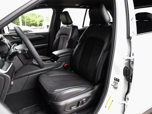 Used 2023 Jeep Grand Cherokee Altitude AWD/4WD image 8