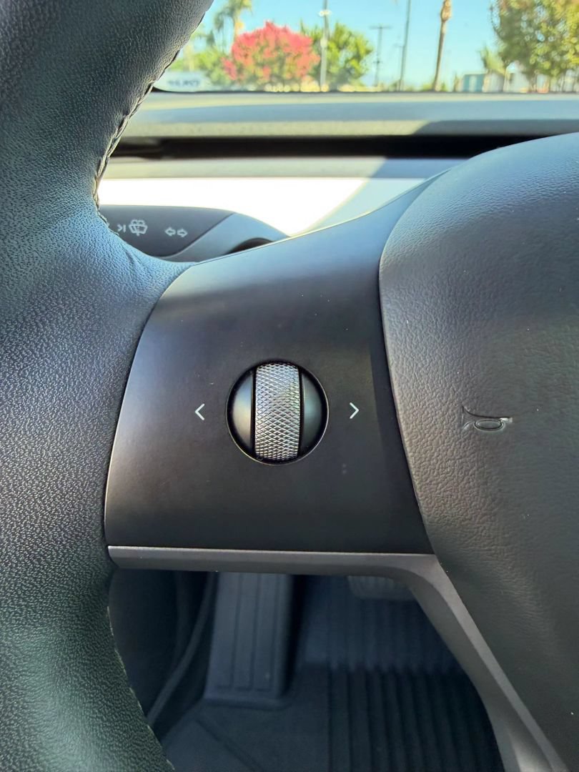 Used 2023 Tesla Model Y AWD image 29