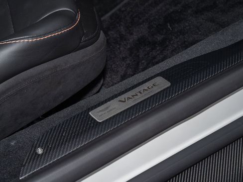 Used 2021 Aston Martin V8 Vantage Coupe image 17