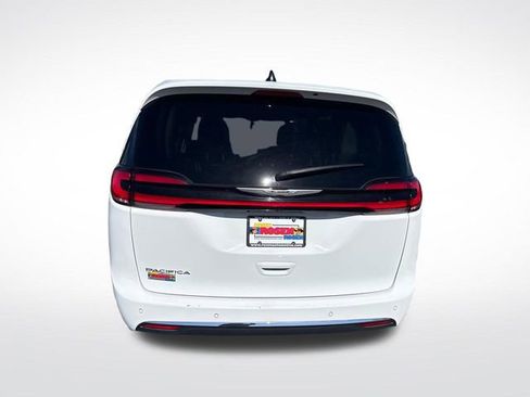 Used 2023 Chrysler Pacifica Touring-L FWD image 4