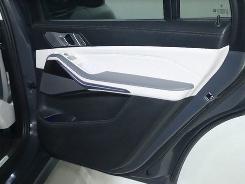 Used 2023 BMW X7 M60i image 39