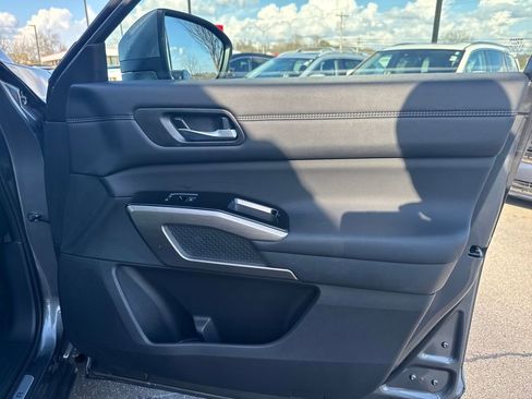 Used 2025 Nissan Pathfinder Platinum w/ Black Appearance Package image 40