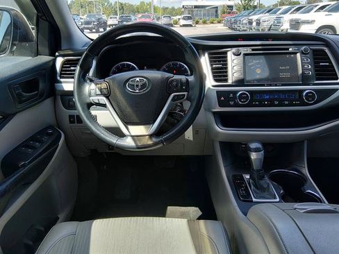 Used 2018 Toyota Highlander Plus FWD image 10