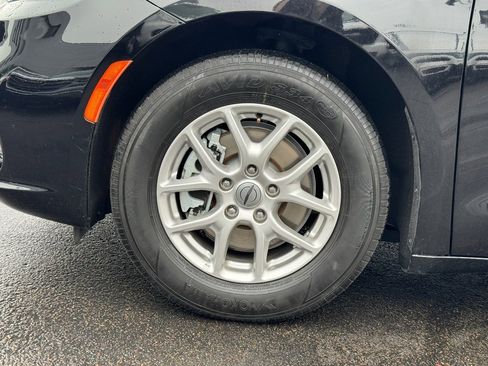 Used 2024 Chrysler Pacifica Touring-L image 7