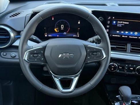 Used 2026 Chevrolet Trax LT w/ Midnight Edition FWD image 17