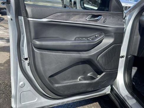 Certified 2023 Jeep Grand Cherokee Limited image 12