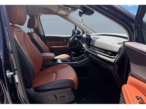 Used 2025 Kia Carnival EX FWD image 21