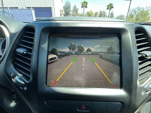 Used 2015 Jeep Cherokee Limited w/ Luxury Group image 18