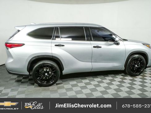 Used 2022 Toyota Highlander Limited FWD image 2