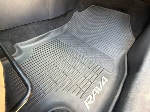 Used 2019 Toyota RAV4 LE FWD image 82