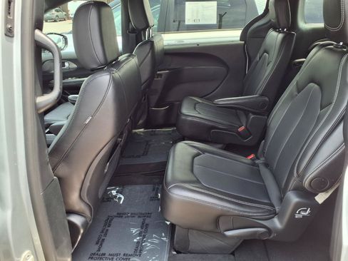 Used 2026 Chrysler Pacifica Select FWD image 17