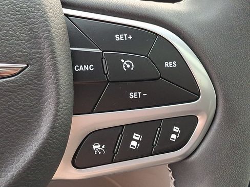 Used 2023 Chrysler Pacifica Limited FWD image 26