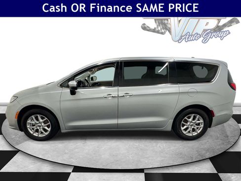 Used 2023 Chrysler Pacifica Touring-L FWD image 6