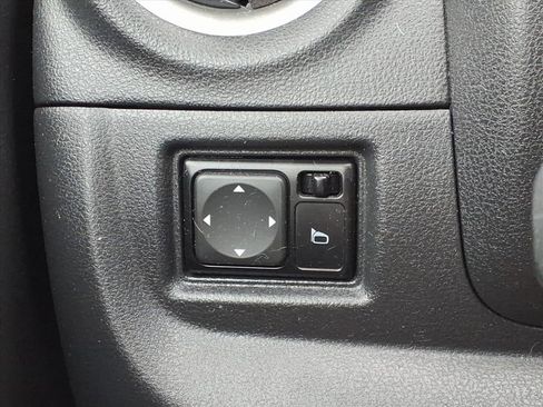 Used 2015 Nissan Versa SV FWD image 11