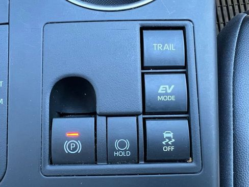 Used 2024 Toyota Highlander XLE AWD/4WD image 27