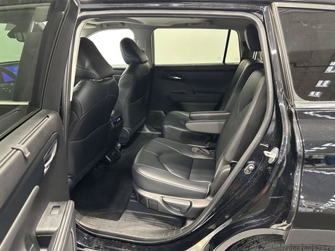 Used 2023 Toyota Highlander XLE AWD/4WD image 28