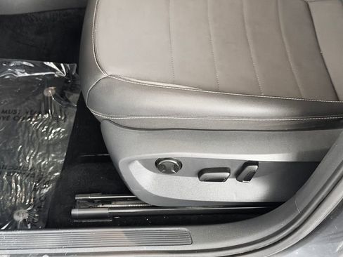 Used 2024 Volkswagen Taos SE image 25