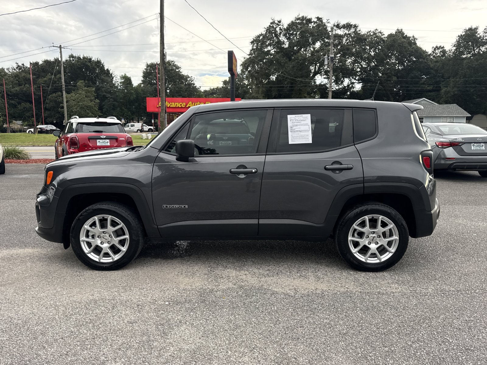 Used 2023 Jeep Renegade Latitude AWD/4WD image 2