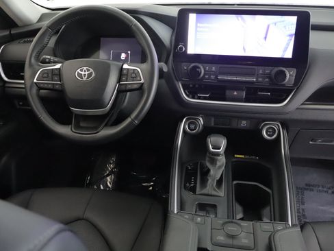 Used 2024 Toyota Grand Highlander AWD image 2