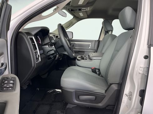 Used 2019 RAM 1500 Classic SLT AWD/4WD image 10