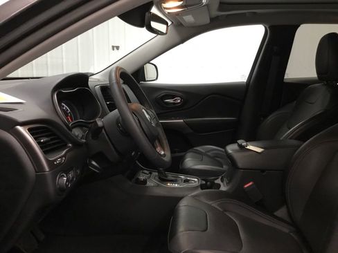 Used 2022 Jeep Cherokee Latitude Lux w/ Sun & Sound Group AWD/4WD image 5