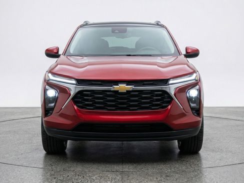 Used 2025 Chevrolet TrailBlazer LT image 2