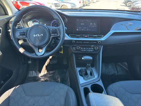 Used 2022 Kia Niro LX image 10