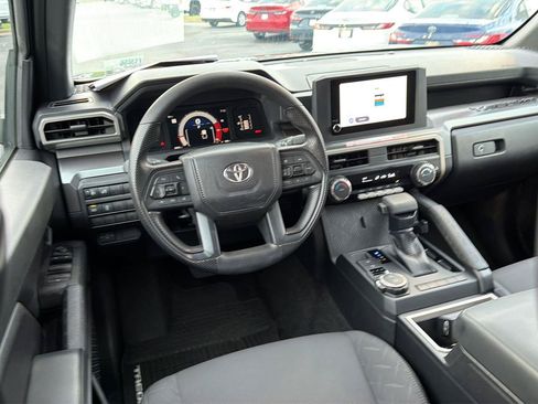 Certified 2025 Toyota Tacoma SR5 AWD/4WD image 18