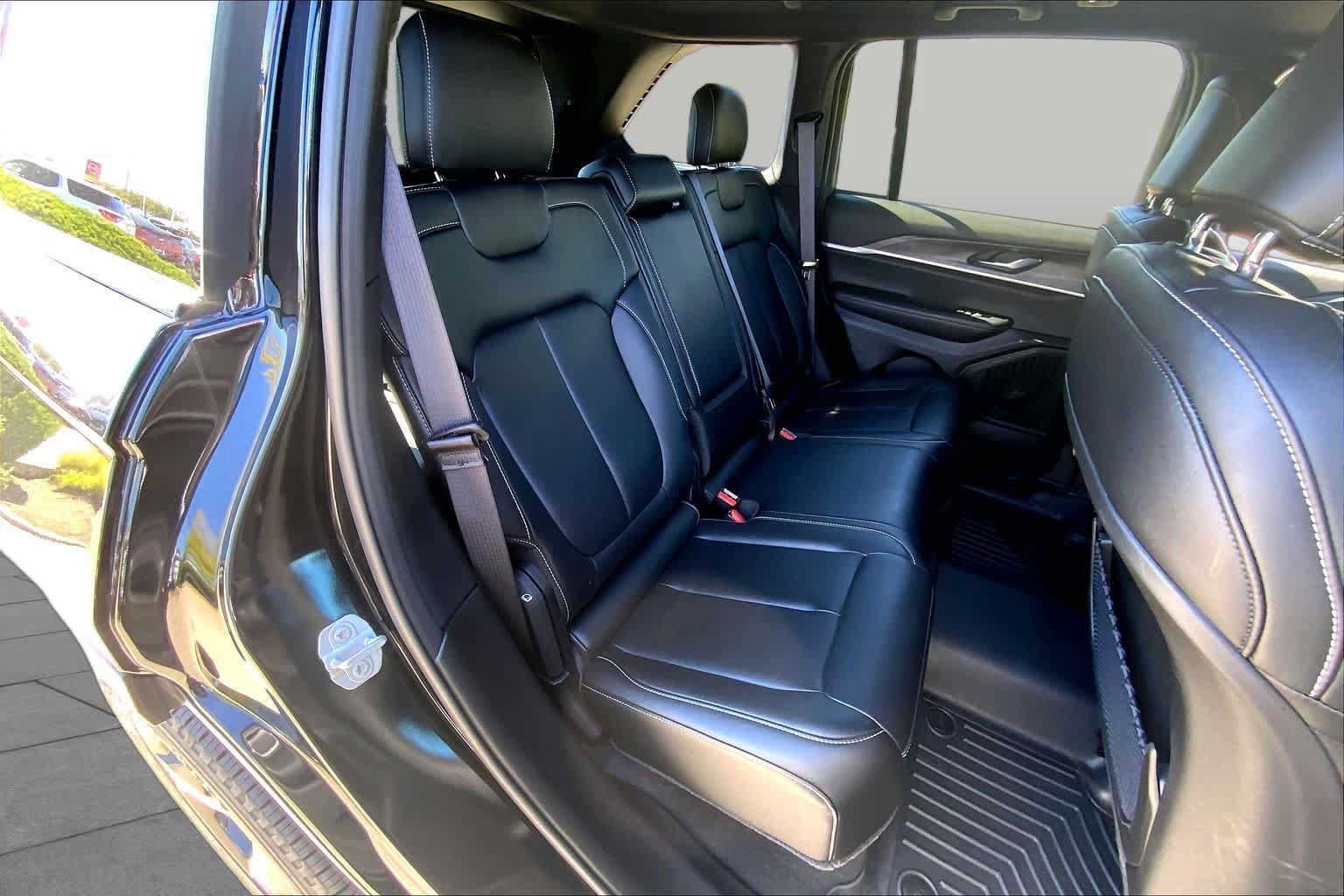 Used 2024 Jeep Grand Cherokee Limited w/ Black Appearance Package AWD/4WD image 18