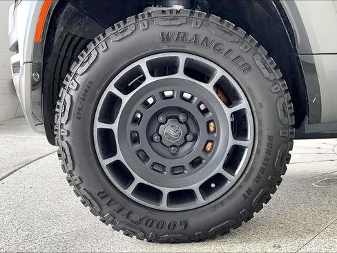 Used 2025 Land Rover Defender 110 AWD/4WD image 10