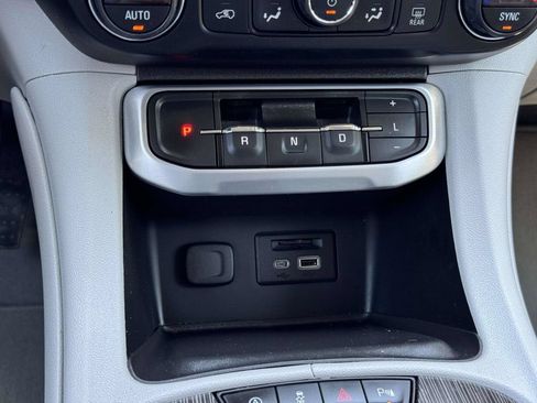 Used 2021 GMC Acadia SLT w/ Technology Package FWD image 8