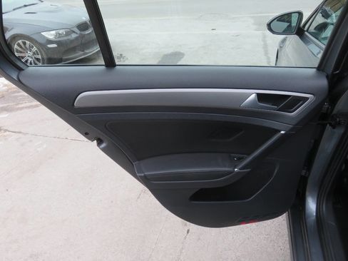 Used 2015 Volkswagen Golf S image 27