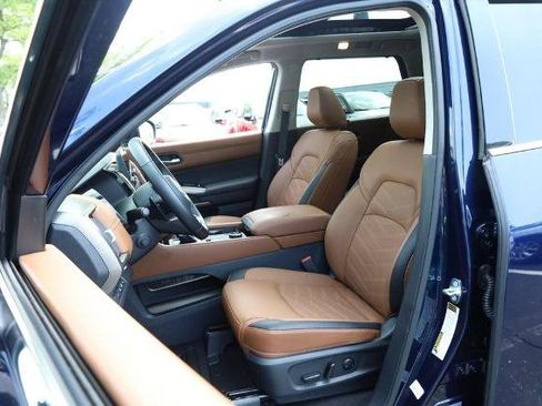 Used 2025 Nissan Pathfinder Platinum AWD/4WD image 10