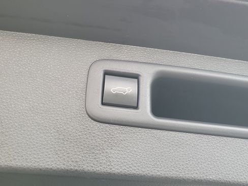 Used 2022 Toyota Highlander LE AWD/4WD image 11