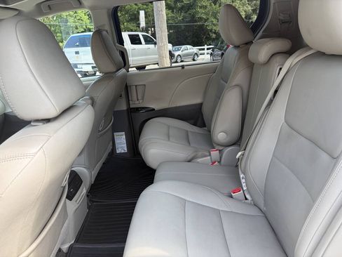 Used 2017 Toyota Sienna XLE Premium FWD image 6