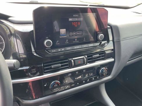 Used 2025 Nissan Pathfinder SV image 24