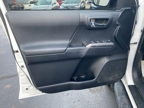 Used 2019 Toyota Tacoma TRD Sport image 21