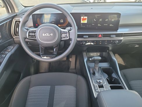 Used 2024 Kia Sorento LX image 7