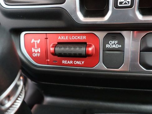 Used 2025 Jeep Gladiator Mojave w/ Convenience Group image 16