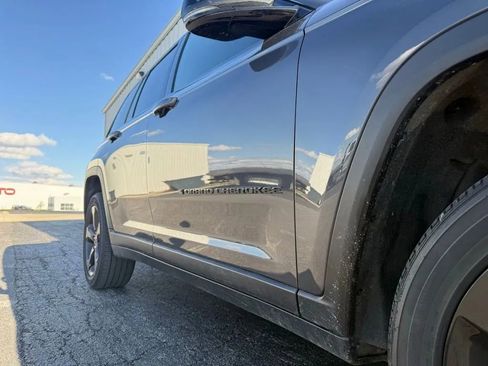 Used 2024 Jeep Grand Cherokee Altitude image 11