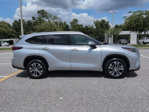 Used 2022 Toyota Highlander XLE FWD image 3