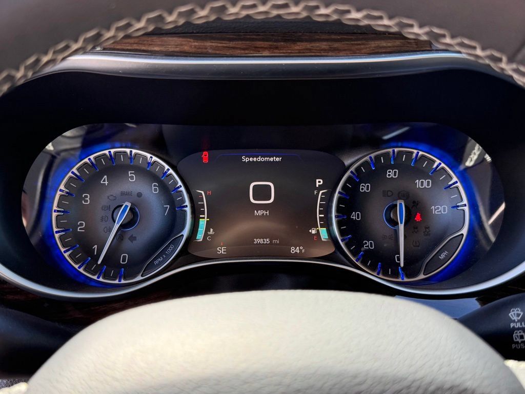 Used 2024 Chrysler Pacifica Limited w/ Uconnect Theater Family Group FWD image 27
