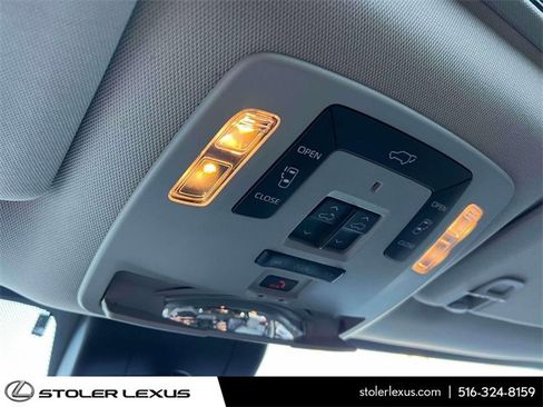 Used 2021 Toyota Sienna Limited image 38