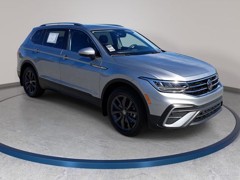 Used 2023 Volkswagen Tiguan SE w/ Panoramic Sunroof Package FWD image 3